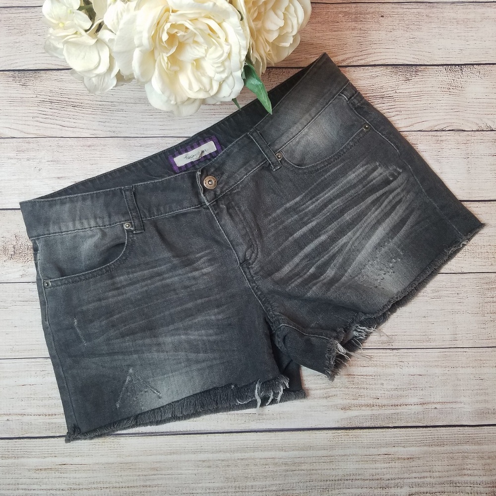 ⬇️$19 Gray Dark Washed Destroyed Denim Cutoffs